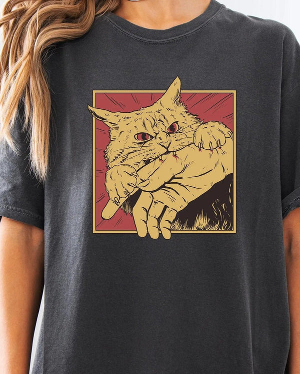 Camiseta Regular Mordida Felina